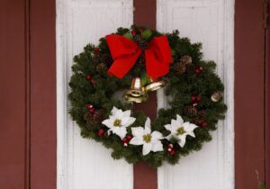 How to Decorate Your Home's Exterior for the Holidays