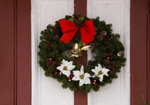 How to Decorate Your Home's Exterior for the Holidays