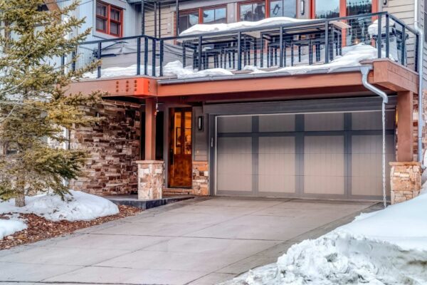 Garage door insulated in winter